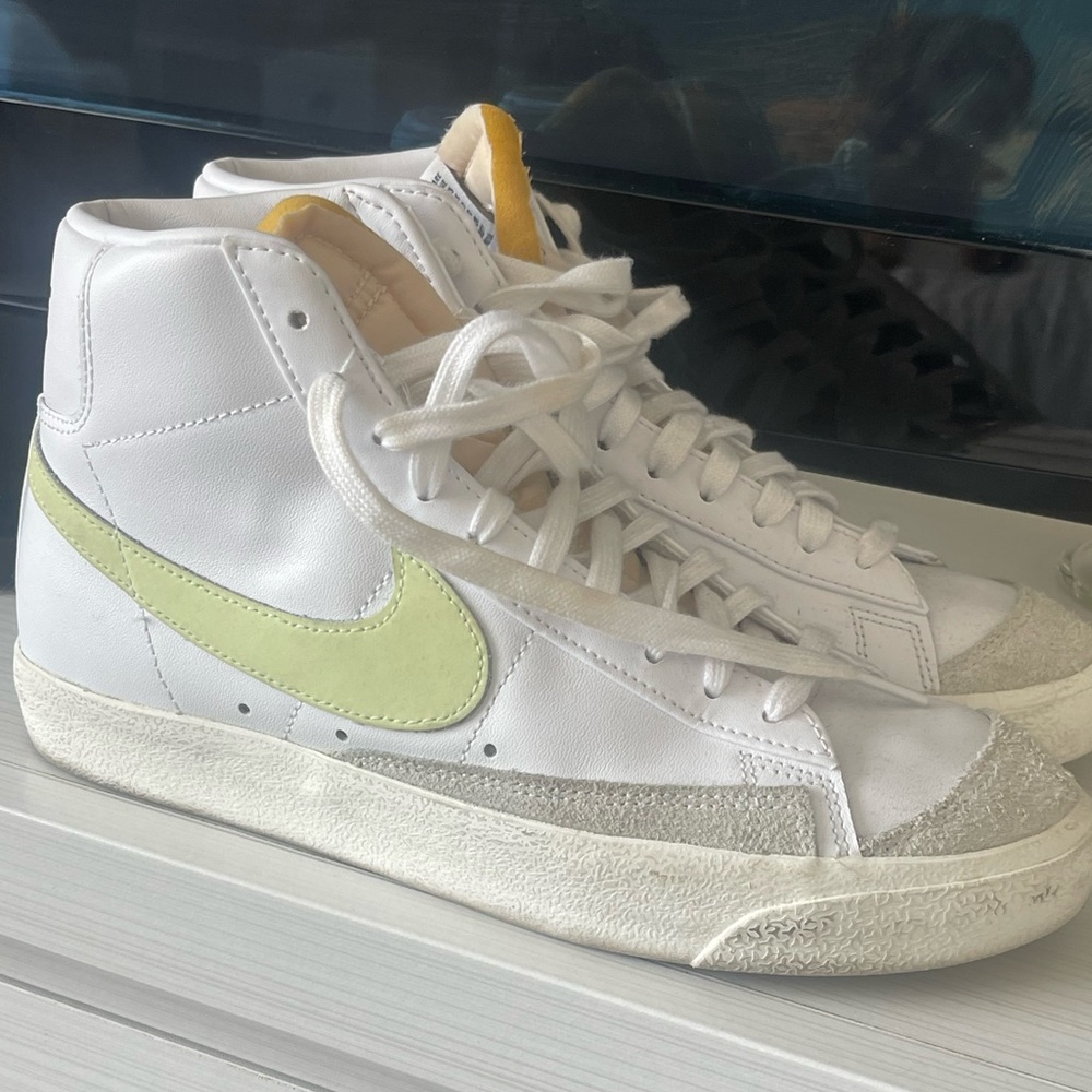 LADIES 8.5 NIKES-WORN ONCE